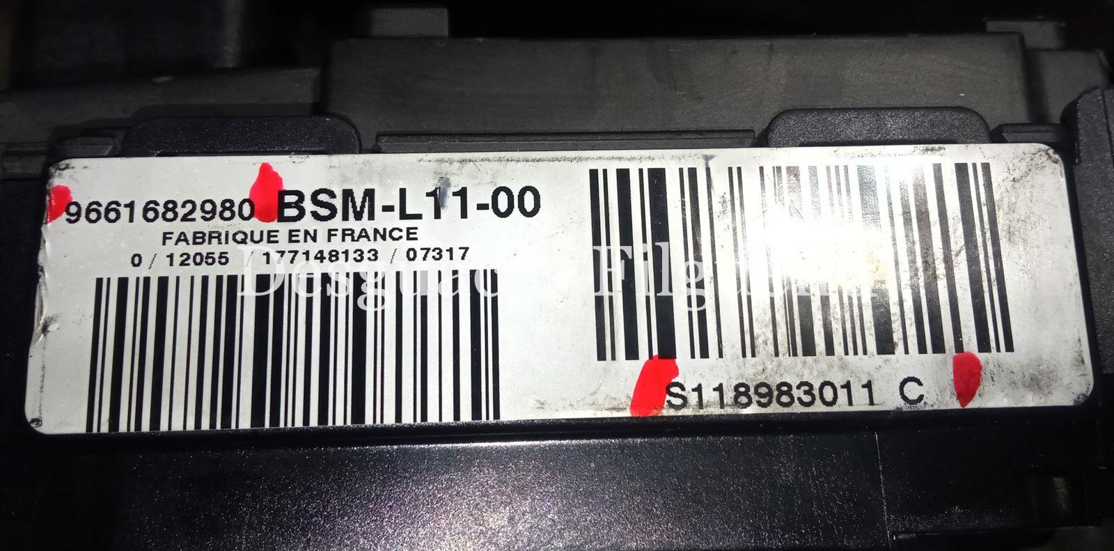 Caja fusibles/relé de Citroen C4 1.6 HDi, 90 cv, código de motor 9HX, año 2008. - Imagen 3