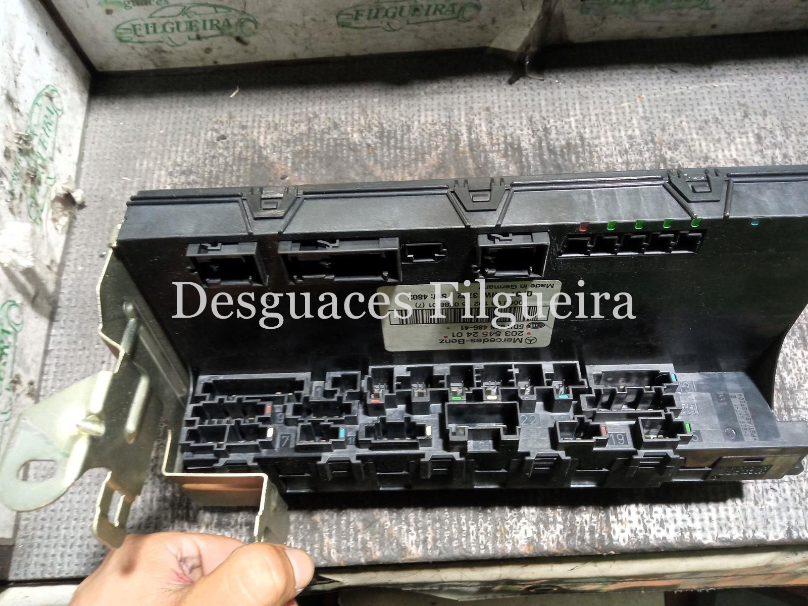 Caja fusibles / relés de Mercedes-Benz Clase C W203, 2.2 C200 CDI, 122 cv, código de motor 646.962, año 2003. - Imagen 2