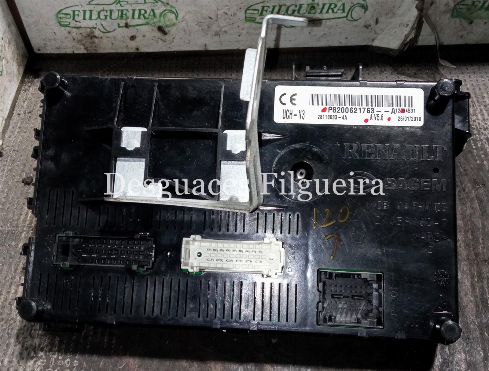 Caja relés de Renault Clio II Fase II 1.2, 58 cv, código de motor D7FG7, año 2002. - Imagen 1