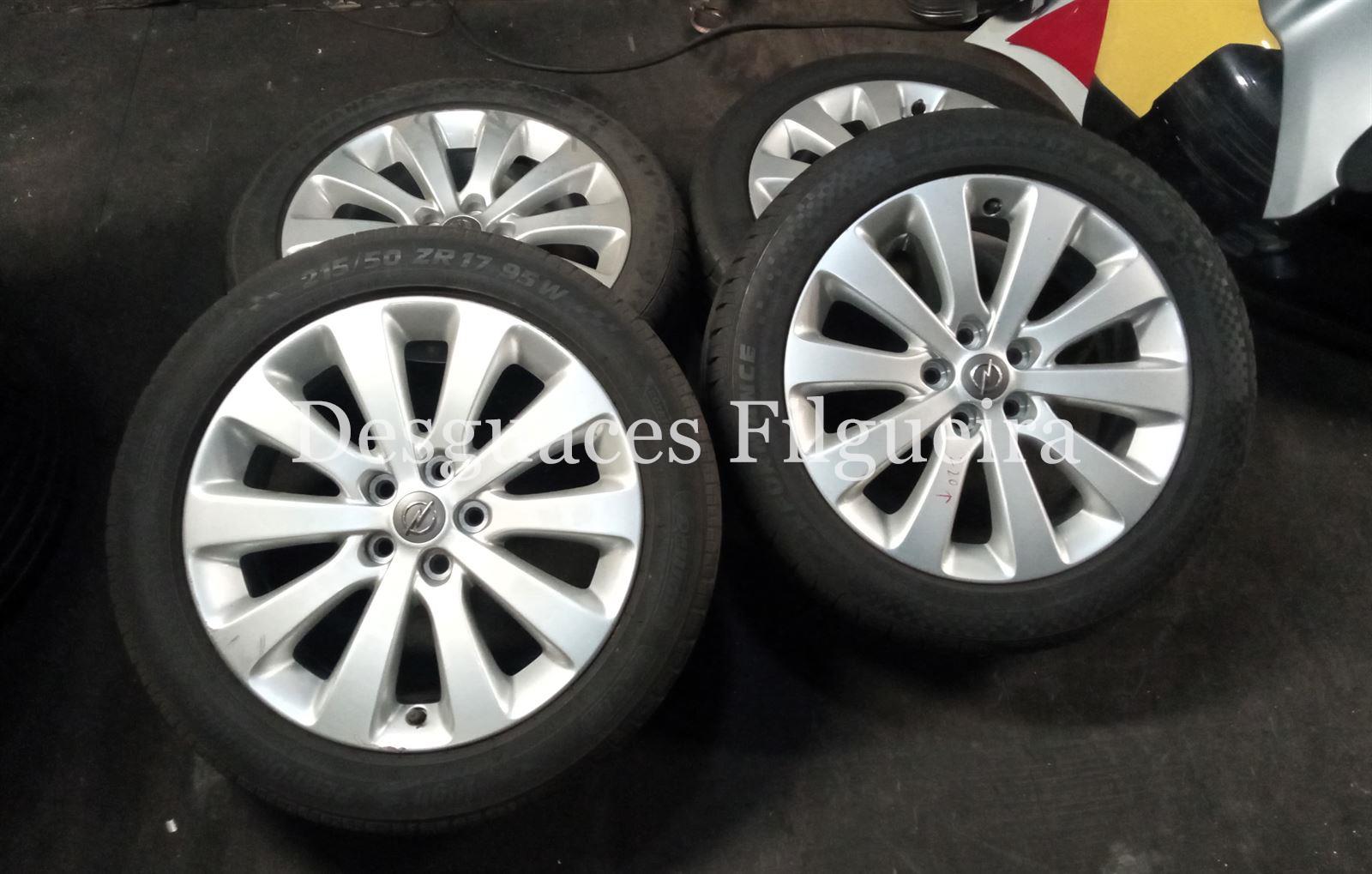Juego de llantas de Astra J Berlina 1.7 Cosmo 16V CDTI, 110 cv, 215/50R17, año 2012 - Imagen 1
