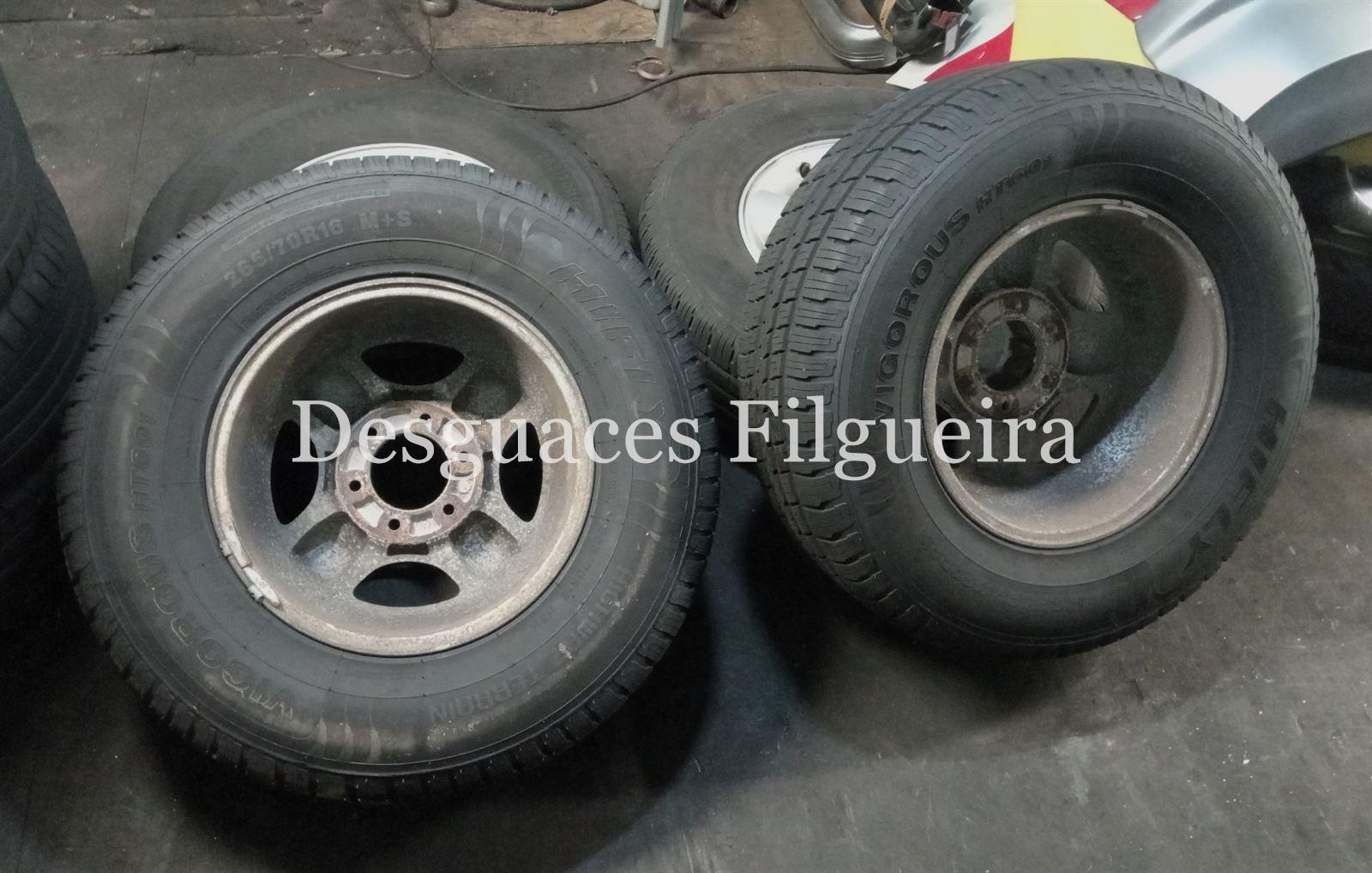 Juego de llantas de Nissan Navara Pickup 2.5 TDI D22, año 2005. - Imagen 2