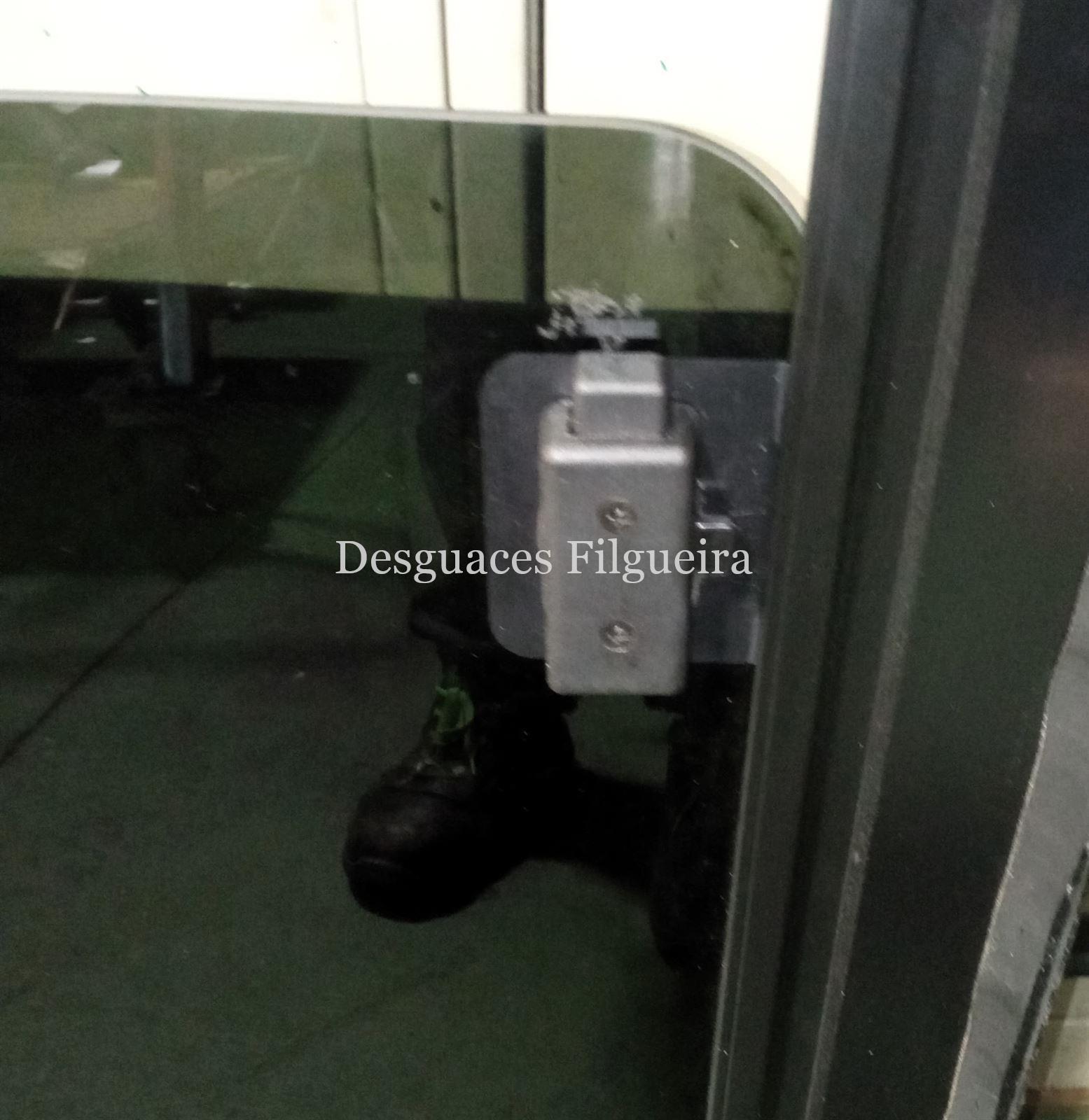 Luna lateral delantera izquierda de Volkswagen Transporter Furgón T5, 1.9 TDI, 102 cv, código de motor BRS, año 2008. - Imagen 3