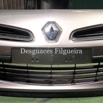 Paragolpes delantero de Renaul Clio III 1.5 dci, 5 puertas, año 2007 - Imagen 1