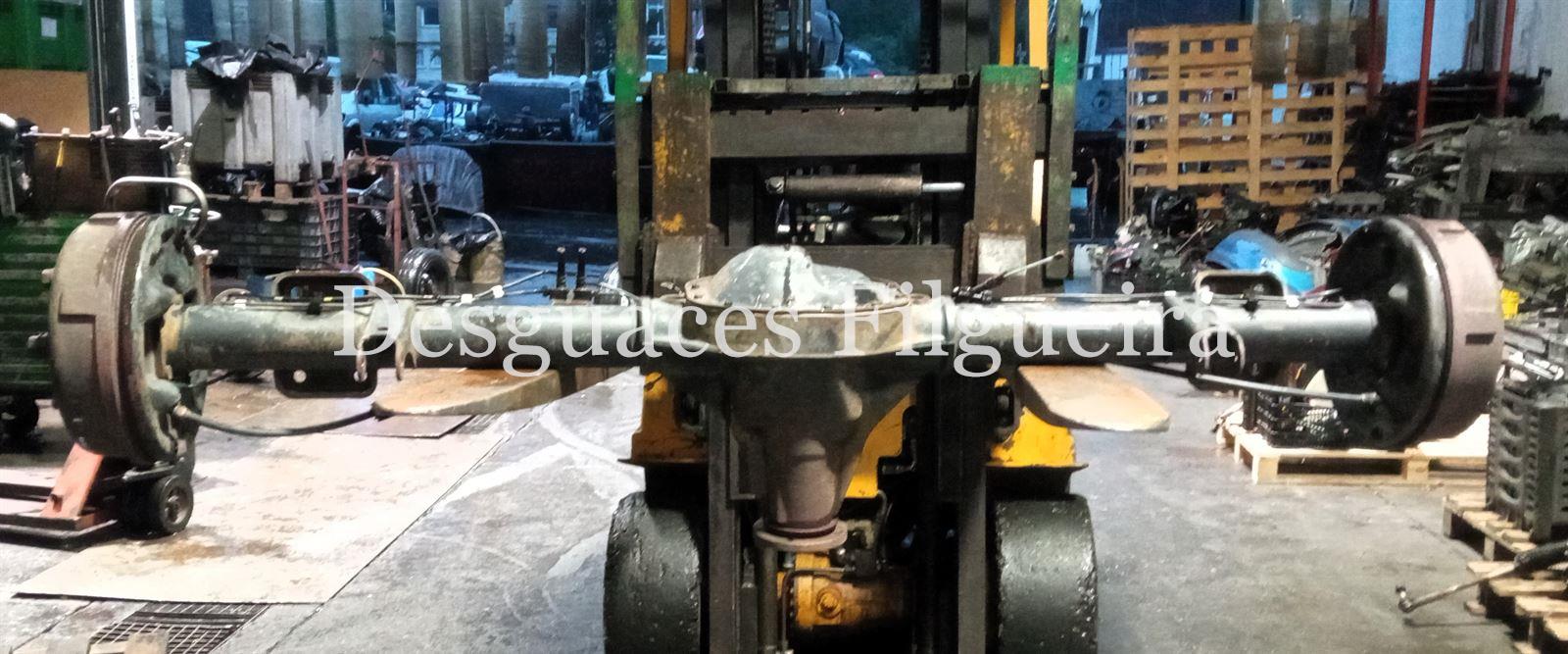 Puente trasero de Ford Transit Furgón 2.4 DI, 90 cv, código de motor D2FA, año 2001. - Imagen 1