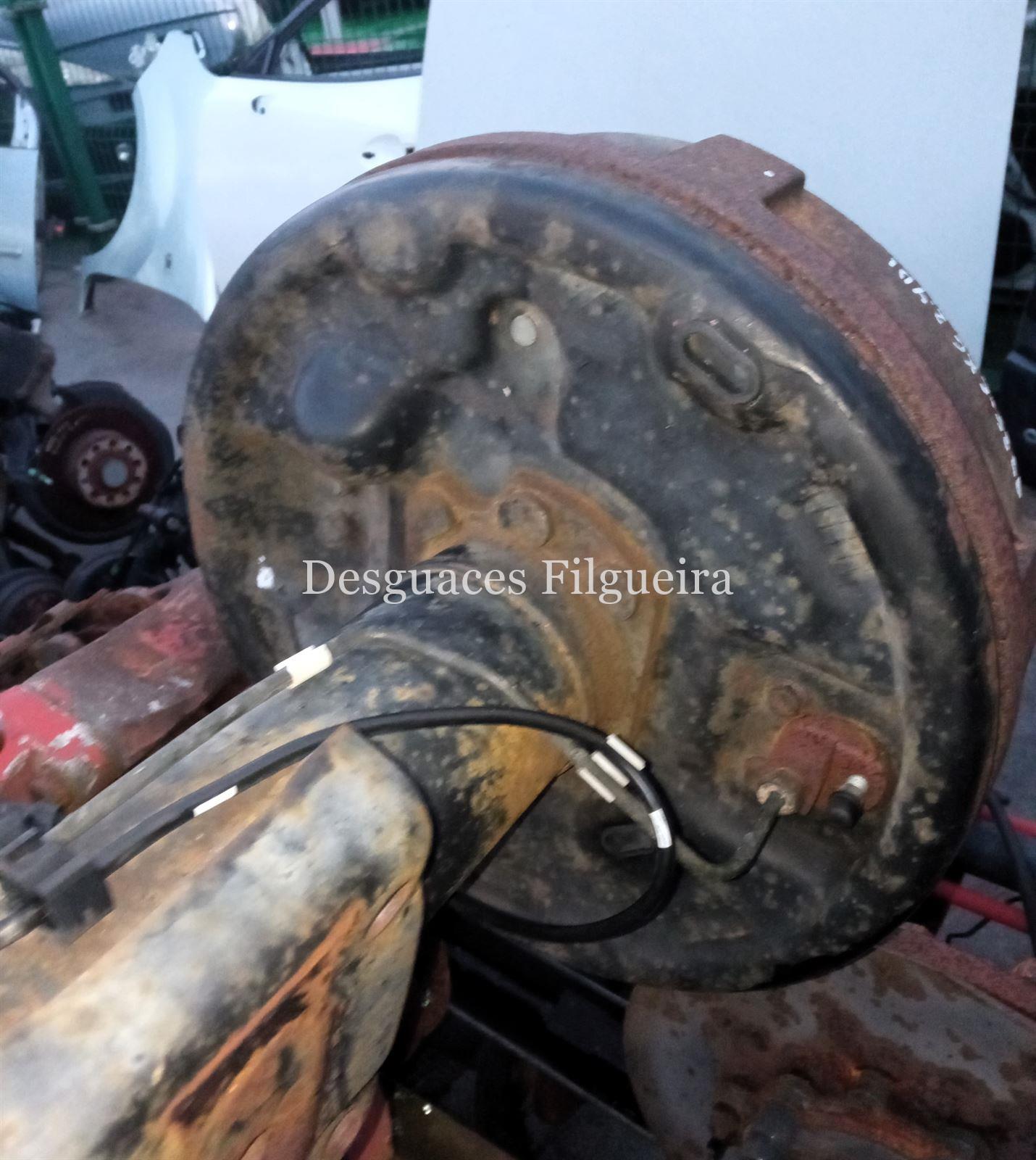 Puente trasero de Ford Transit Furgón 2.4 DI, 90 cv, código de motor D2FA, año 2001. - Imagen 2