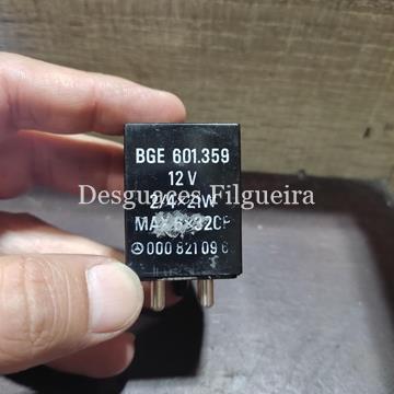 Relé de intermitentes Mercedes 240D W123 0008210963 BGE 601.359 - Imagen 1