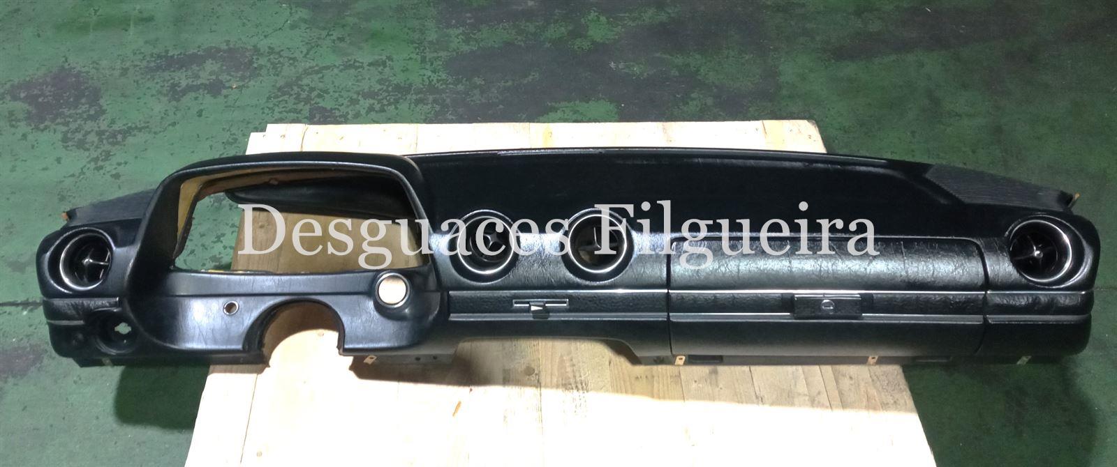 Salpicadero de Mercedes-Benz W 123, 300 D, 88 cv, código de motor OM 617.912, año 1981. - Imagen 1